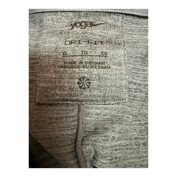 Nike Yoga Dri-fit
Men’s Shirt XL Gray
Long Sleeve - Picture 7 of 8